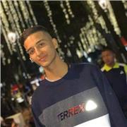 Profesor de historia, ortografía, fútbol y bailé imparte conocimientos, sabe llegarle a los infantes, tiene metodología y empatía